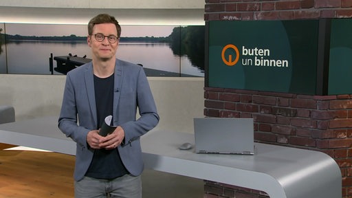 Moderator Felix Krömer im Studio von buten un binnen.