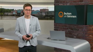Moderator Felix Krömer im buten un binnen Studio. 