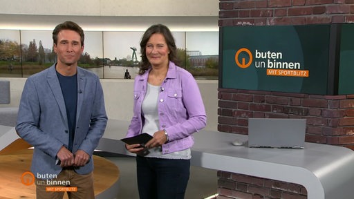 Moderatoren Janos Kereszti und Pascale Ciesla im Studio von buten un binnen.