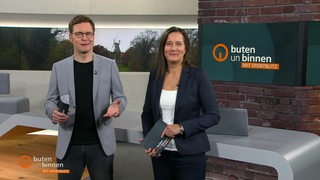 Der Moderator Felix Krömer und die Moderatorin Pascale Ciesla im Studio von buten un binnen.