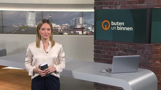 Moderator Lea Reinhard im buten un binnen Studio.