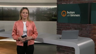 Moderatorin Lea Reinhard im Studio von buten un binnen.