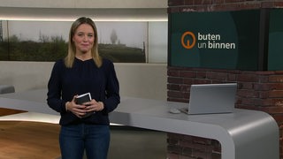 Die Moderatorin Lea Reinhard im Studio von buten un binnen