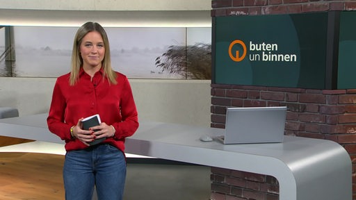 Die Moderatorin Lea Reinhard im Studio von buten un binnen.