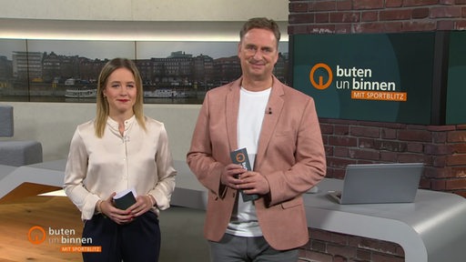 Die Moderatorin Lea Reinhard und der Moderator Stephan Schiffner im Studio von buten un binnen.