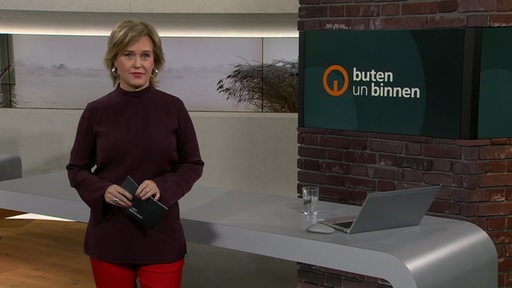 Die Moderatorin Kirsten Rademacher im Studio vion buten un binnen.