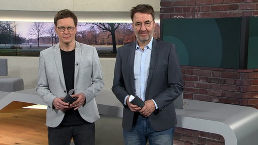 Die Moderatoren Felix Krömer und Jan-Dirk Bruns im Studio von buten un binnen