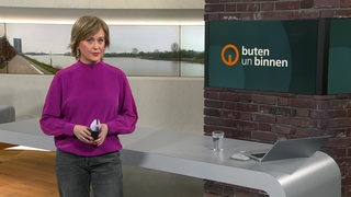 Moderatorin Kirsten Rademacher im Studio von buten un binnen.