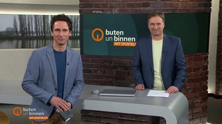 Die Moderatorn János Kereszti und Stephan Schiffner im Studio von buten un binnen mit Sportblitz.