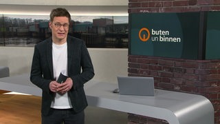 Moderator Felix Krömer in Studio von buten un binnen