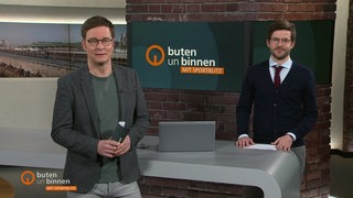 Die Moderatoren Felix Krömer und Niko Schleicher im Studio von buten un binnen mit Sportblitz.