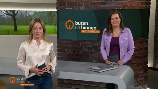 Die Moderatorinnen Lea Reinhard und Pascale Ciesla im Studio von buten un binnen.