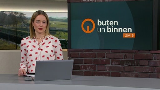 Die Moderatorin Lea Reinhard im Studio von buten un binnen