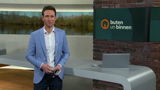 Moderator János Kereszti im Studio von buten un binnen