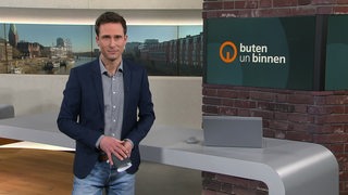 Der Moderator János Kereszti im Studio von buten un binnen