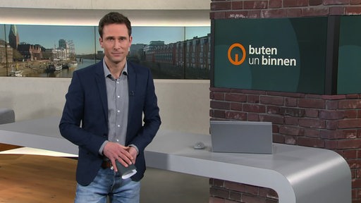 Der Moderator János Kereszti im Studio von buten un binnen