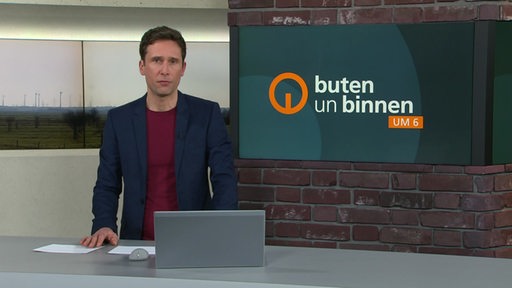 Der Moderator János Kereszti im Studio von buten un binnen