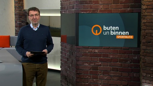Der Moderator Jan-Dirk Bruns im Studio von buten un binnen
