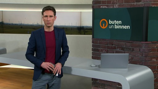 Der Moderator János Kereszti im Studio von buten un binnen