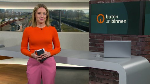 Die Moderatorin Lea Reinhard im Studio von buten un binnen