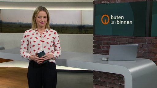 Moderatorin Lea Reinhard im Studio von buten un binnen.