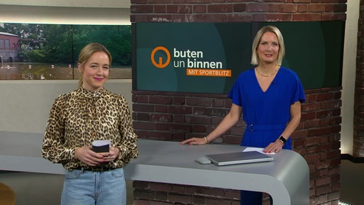 Die Moderatorinnen Lea Reinhard und Janna Betten im Studio von buten un binnen