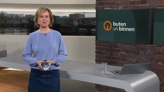 Moderatorin Kirsten Rademacher im Studio von buten un binnen