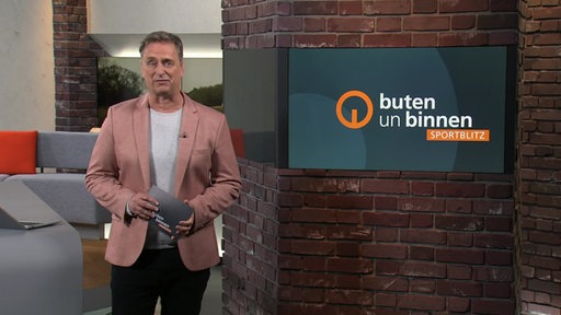 Der Moderator Stephan Schiffner im Studio von buten un binnen