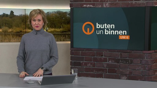 Die Moderatorin Kirsten Rademacher im Studio von buten un binnen