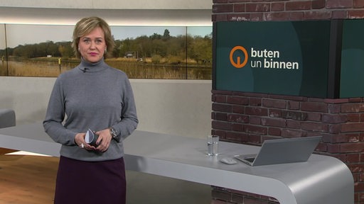 Die Moderatorin Kirsten Rademacher im Studio von buten un binnen