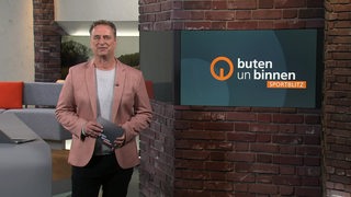Der Moderator Stephan Schiffner im Studio von buten un binnen