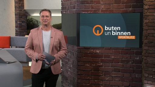 Der Moderator Stephan Schiffner im Studio von buten un binnen