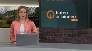 Die Moderatorin Lea Reinhard im Studio von buten un binnen