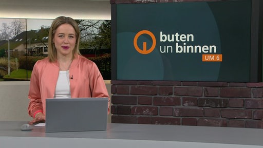 Die Moderatorin Lea Reinhard im Studio von buten un binnen