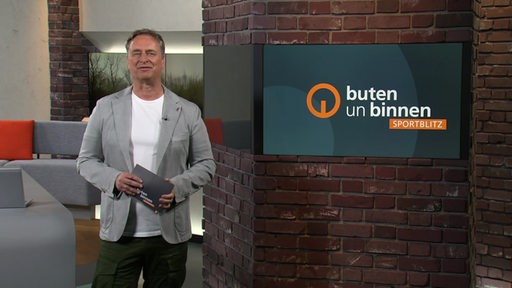 Der Moderator Stephan Schiffner im Studio von buten un binnen