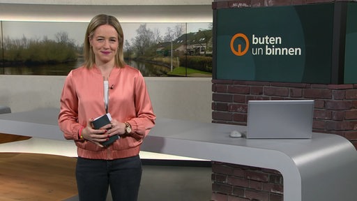 Die Moderatorin Lea Reinhard im Studio von buten un binnen
