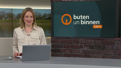 Die Moderatorin Lea Reinhard im Studio von buten un binnen