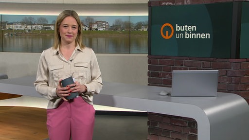Die Moderatorin Lea Reinhard im Studio von buten un binnen