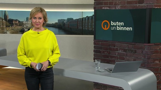 Moderatorin Kirsten Rademacher im Studio von buten un binnen.