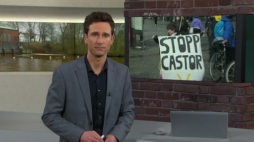 Moderator Janos Kereszti im Studio von buten un binnen.
