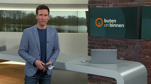 Moderator János Kereszti im Studio von buten un binnen