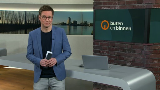 Moderator Felix Krömer im Studio von buten un binnen.
