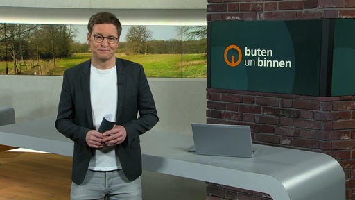 Moderator Felix Krömer im Studio von buten un binnen