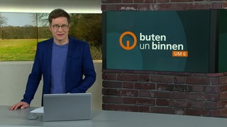Der Moderator Felix Krömer im Studio von buten un binnen