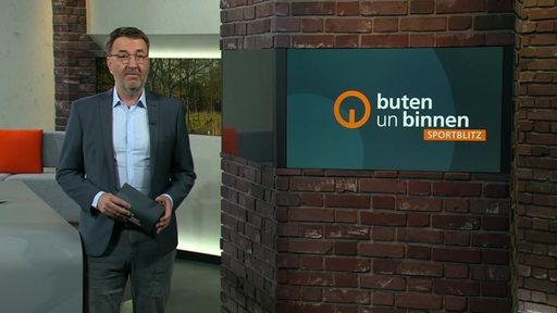 Der Moderator Jan-Dirk Bruns im Studio von buten un binnen