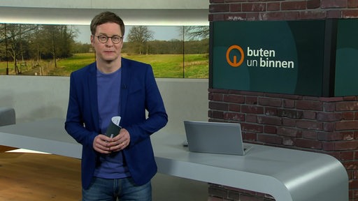 Der Moderator Felix Krömer im Studio von buten un binnen