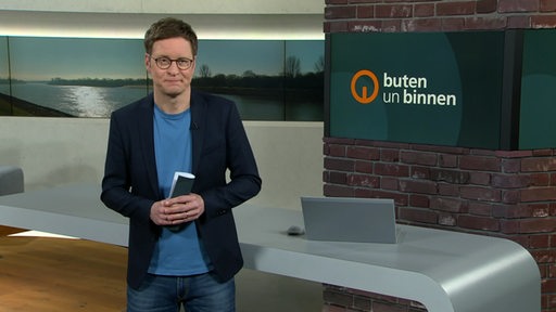 Moderator Felix Krömer im Studio von buten un binnen.