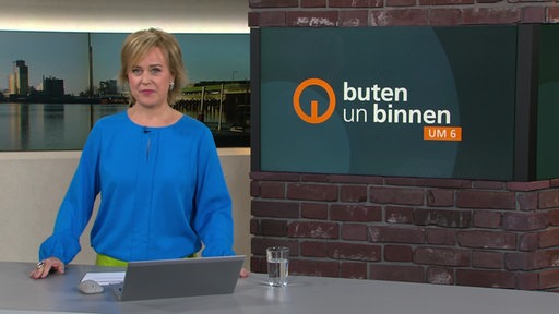 Die Moderatorin Kirsten Rademacher im Studio von buten un binnen