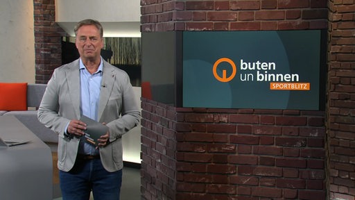 Der Moderator Stephan Schiffner im Studio von buten un binnen