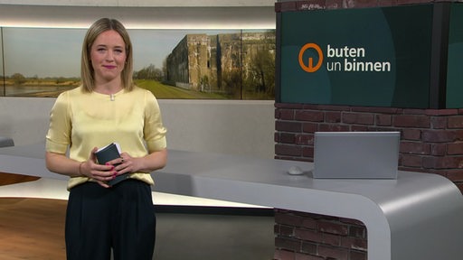 Moderatorin Lea Reinhard im Studio von buten un binnen